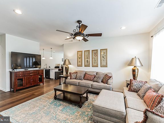 3rd image of 1641 Parkview Ct