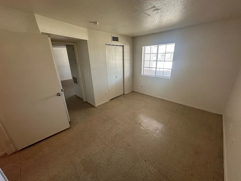 3990 E Carey Ave — Photo 7