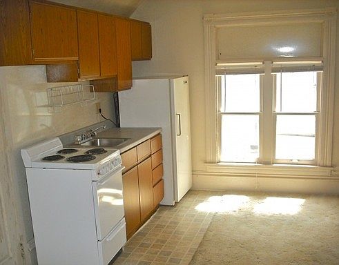 2nd image of 218 S Prairie Ave