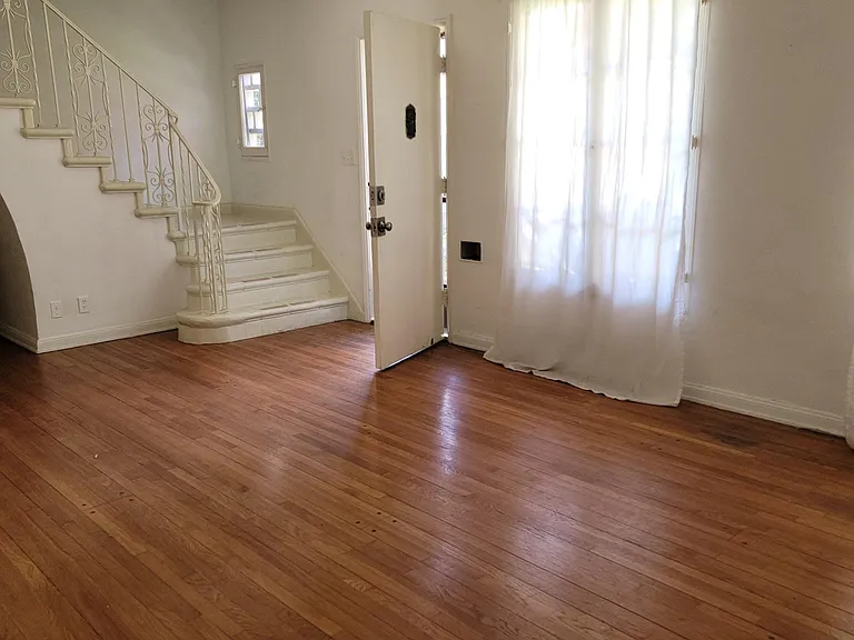 1043 S Orange Grove Ave — Photo 2