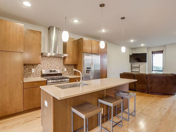 3rd image of 830 25th St