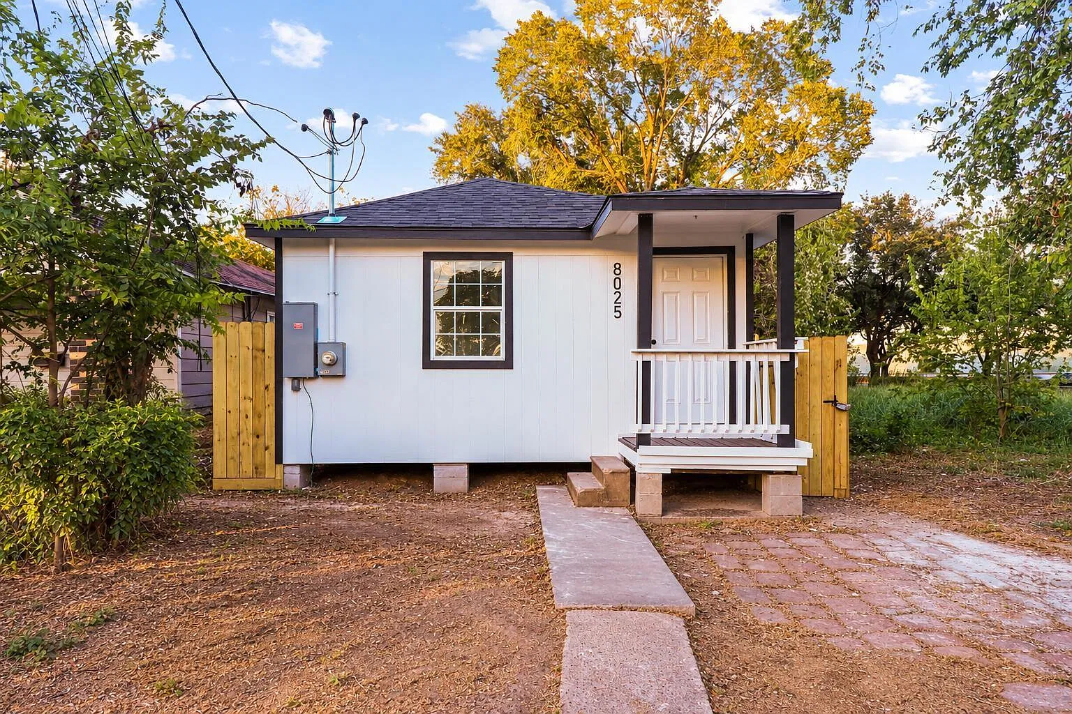 3 bed, 1.0 bath, 890 sqft, $1,550 — Photo 1