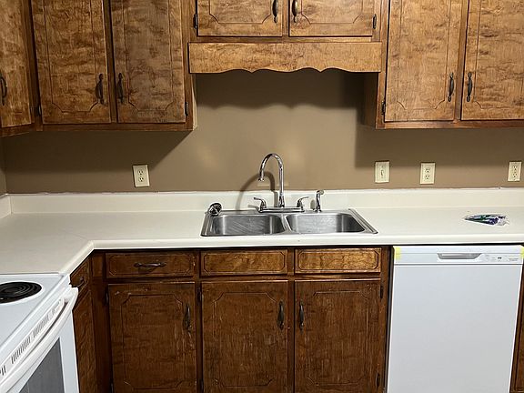 3rd image of 3432 Hedge Dr NE
