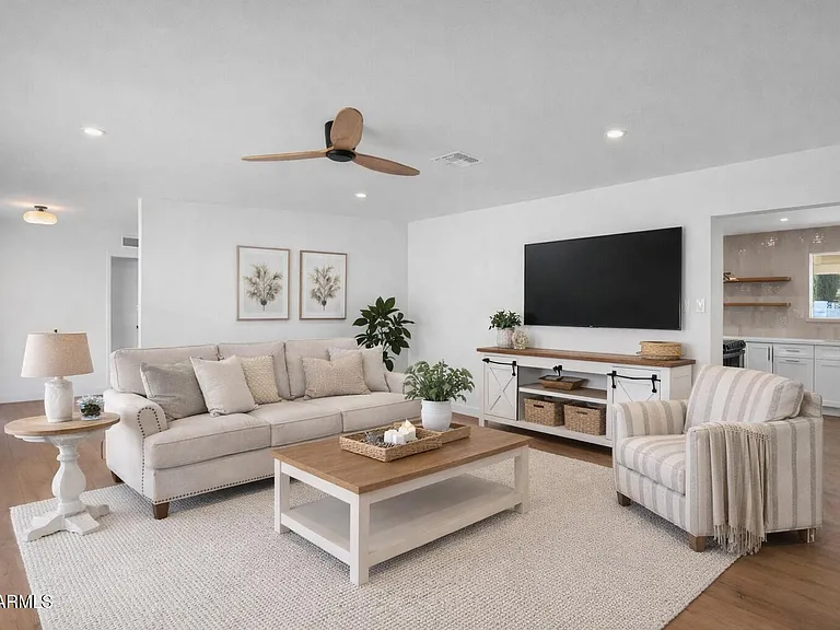 501 W Seldon Ln — Photo 23