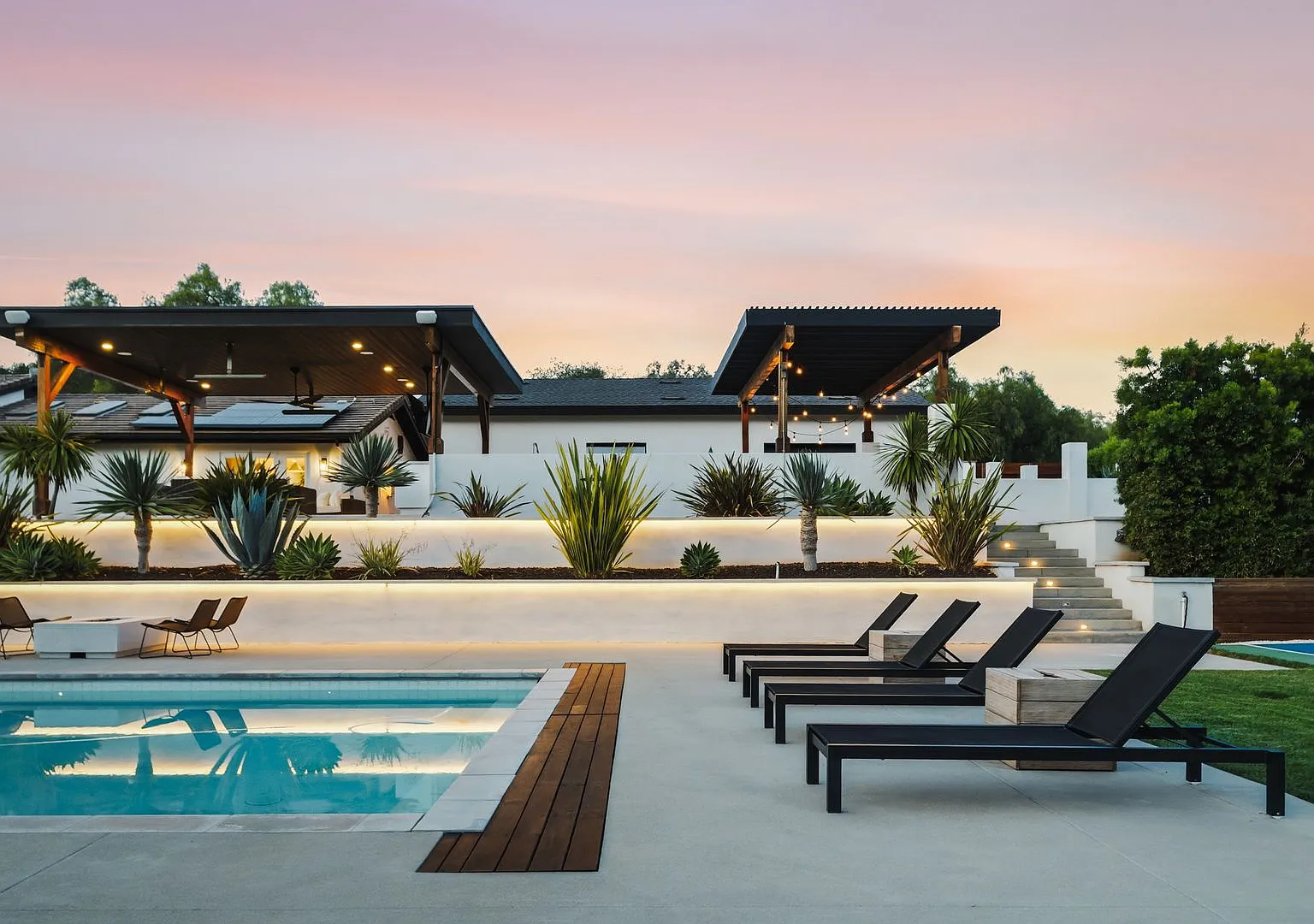 Private Resort-Style Estate on 2.5 Acres — Photo 2