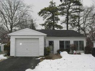 136 Wesleyan Ln, Ridge, NY 11961