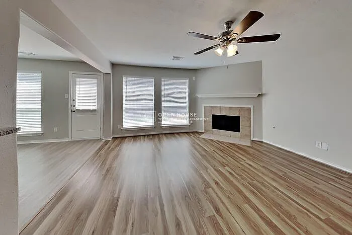 4 bed, 2.5 bath, 2179 sqft, $2,200 — Photo 4