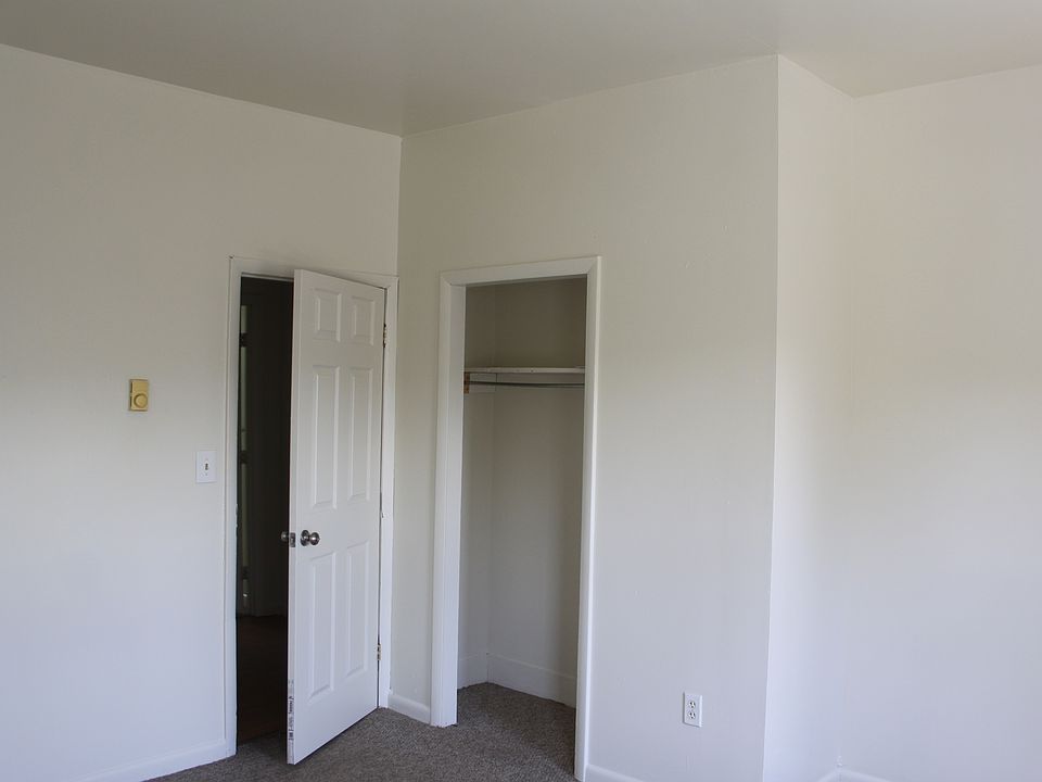 Bedroom3 Closet
