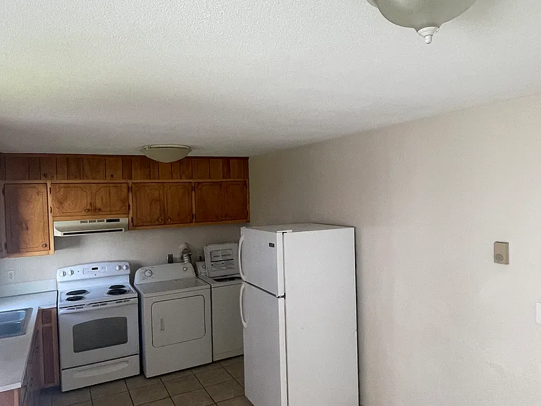 660 College St NW — Photo 12