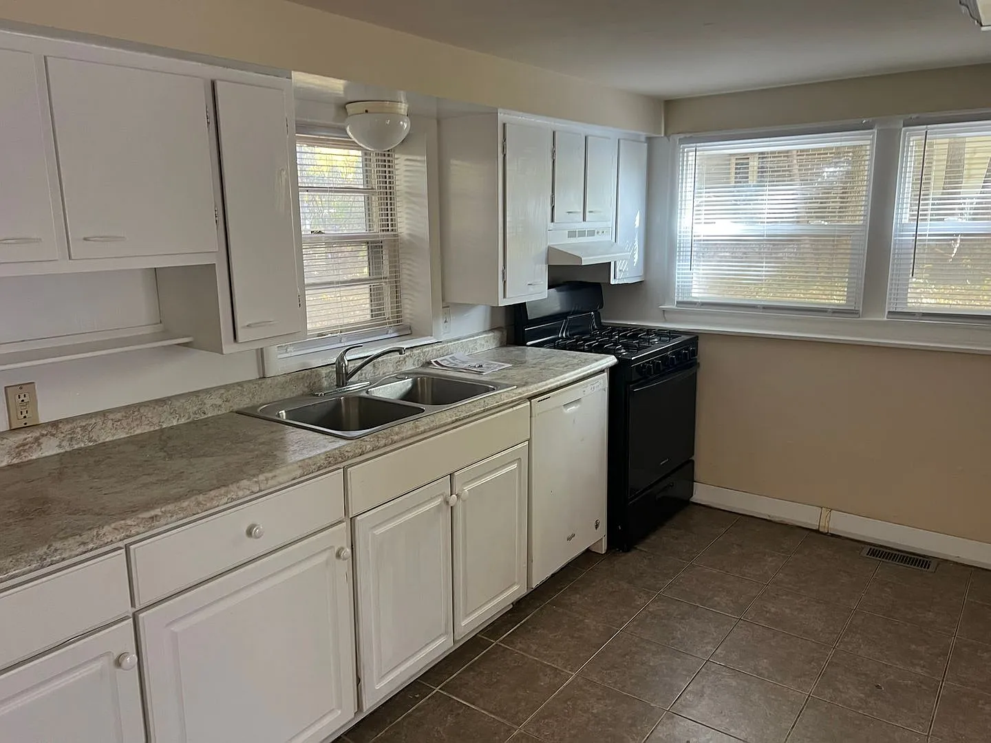 929 Greenbrier Road — Photo 4