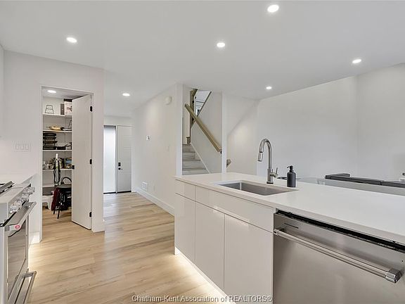 4th image of 15 Churchill Park Rd