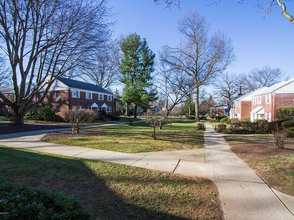 2nd image of 27 Manor Dr