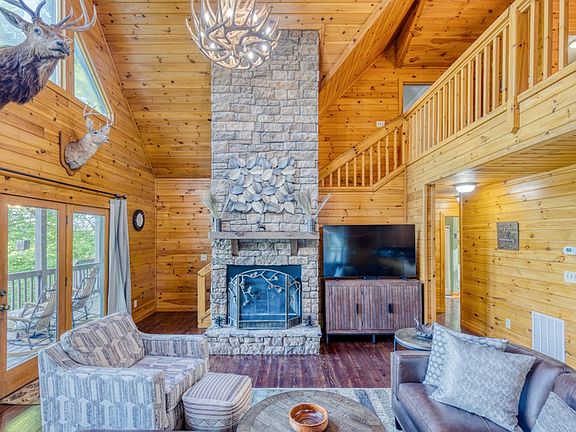 3rd image of 3275 Newport Dr