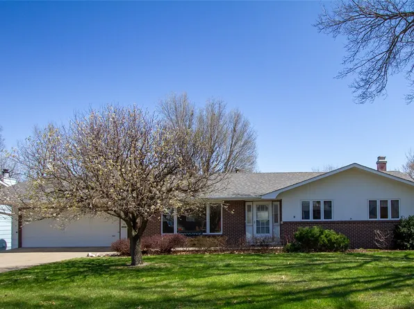 1412 Country Club Dr, Pella, IA 50219