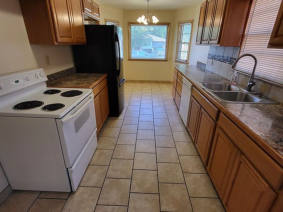3rd image of 864 S 39th St