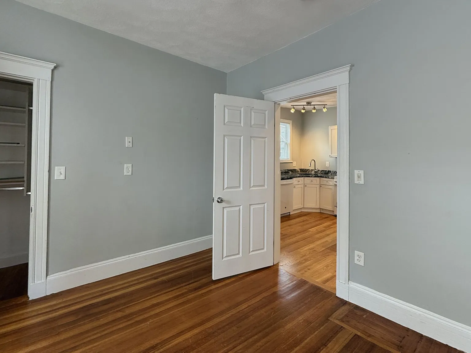 3 bed, 1300 sqft, $3,495 — Photo 3