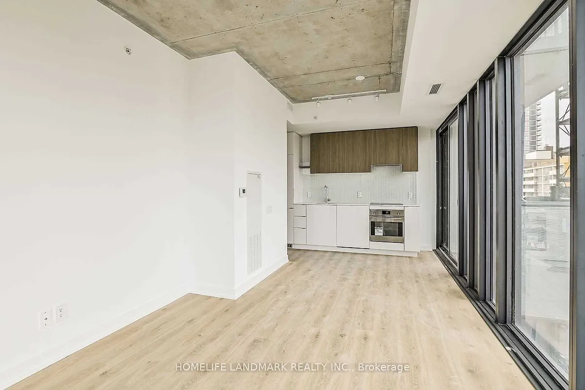 Building Photo - 161 Roehampton Ave #1005