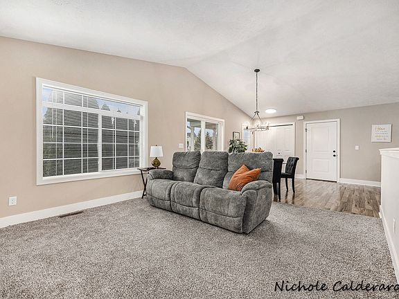 5th image of 608 Wren Ct