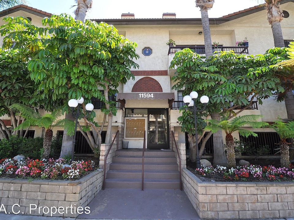 1st image of 11594 Moorpark St #6940756