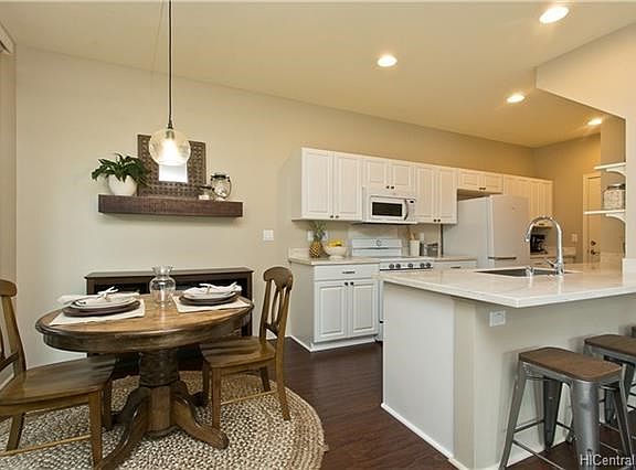 Welcoming kitchen / dining area, great for gathering.