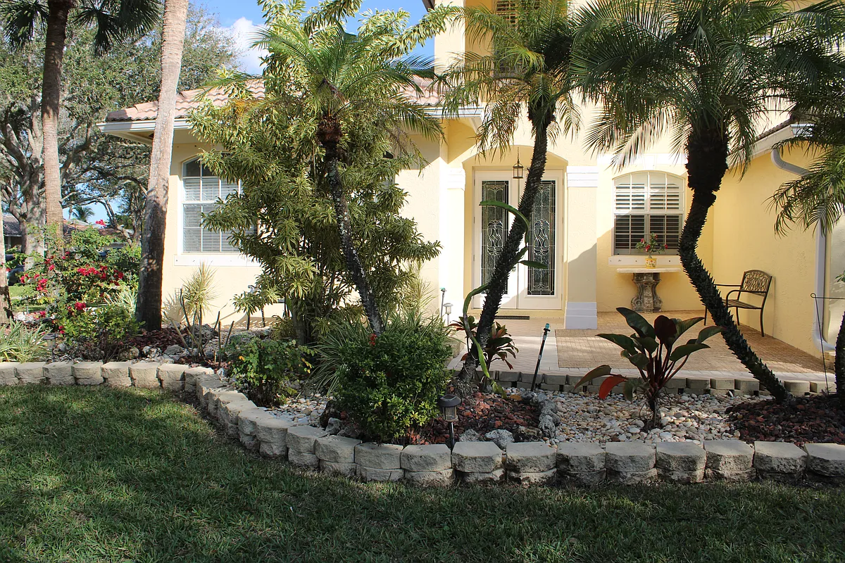 Front of the house - 101 Cypress Trce