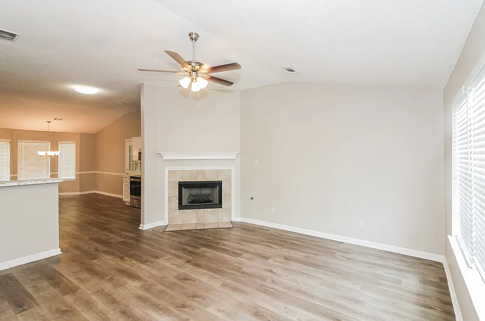 3 bed, 2.0 bath, 1217 sqft, $2,390 — Photo 4