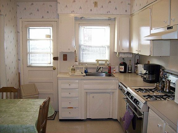 Kitchen now has painted walls