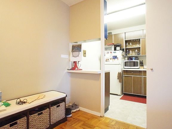 3rd image of 300 E 40th St #300