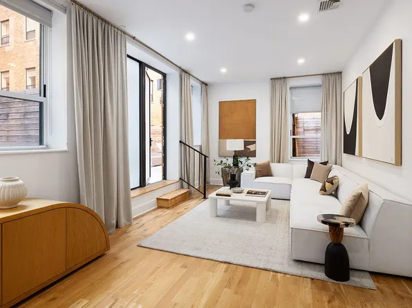 416 W 52nd St #Townhouse 226, New York, NY 10019