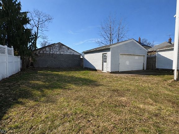 2nd image of 1694 Rutherford St