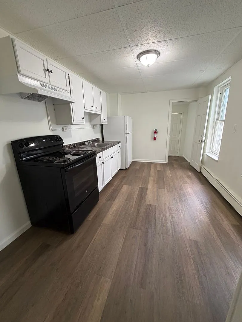 Renovated 4-Bedroom Home with Private Backyard Section 8 Applicants Accepted — Photo 4