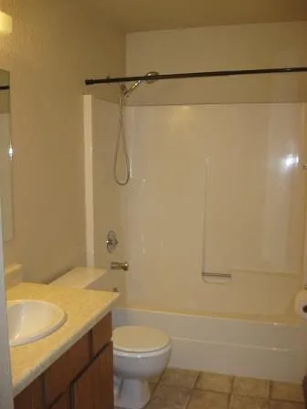 1522 W Koch Street — Photo 8