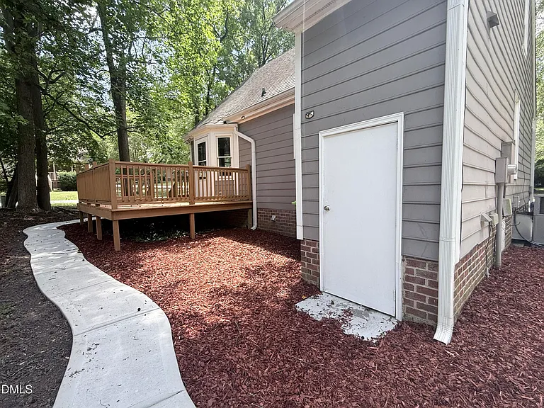 2900 Broadlands Dr — Photo 10