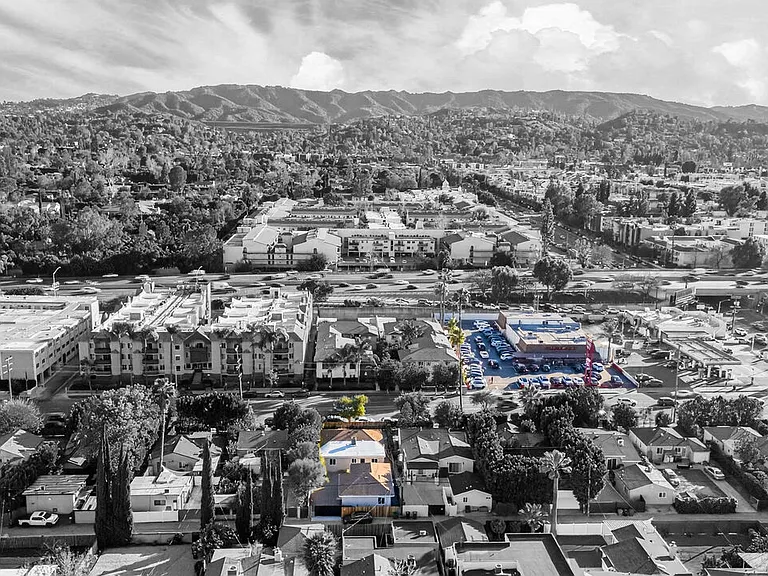 17623 Burbank Blvd — Photo 32