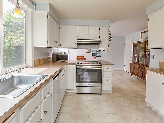 2nd image of 2447 NE Hyde St