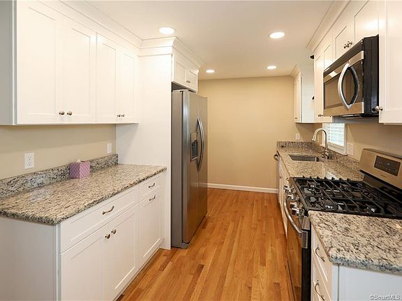 5th image of 95 Hilton Dr