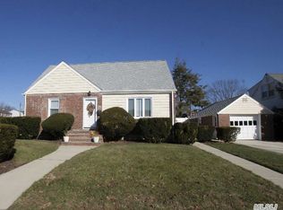 906 Center Dr, Franklin Square, NY 11010