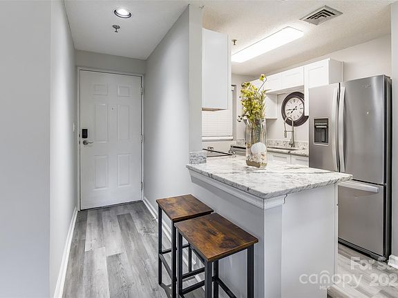 5th image of 211 Heritage Blvd Suite 402
