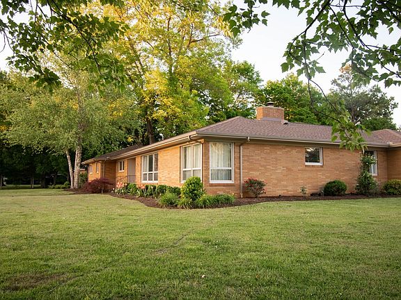 2nd image of 802 Shawnee Dr