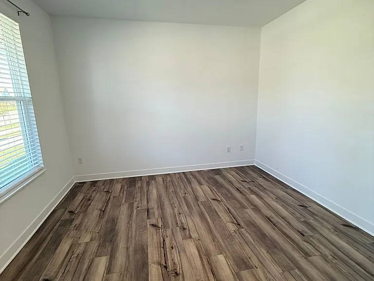 1046 Elmwood Ln — Photo 15