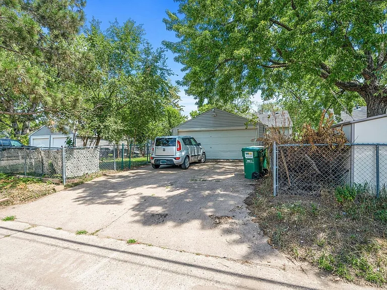 3843 Quail Ave N — Photo 12