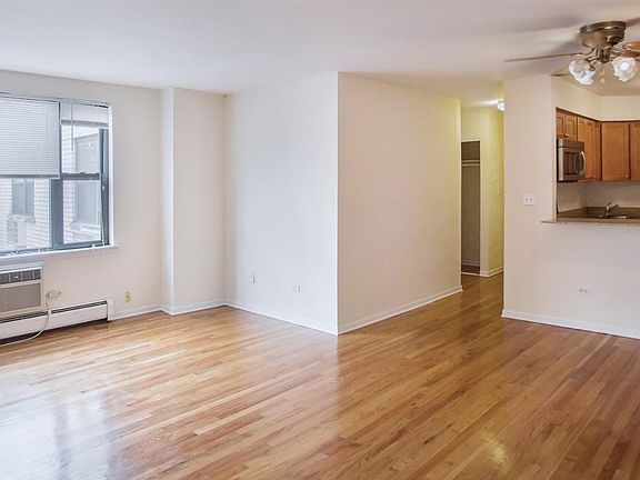 4th image of 2349 N Clark St #709W