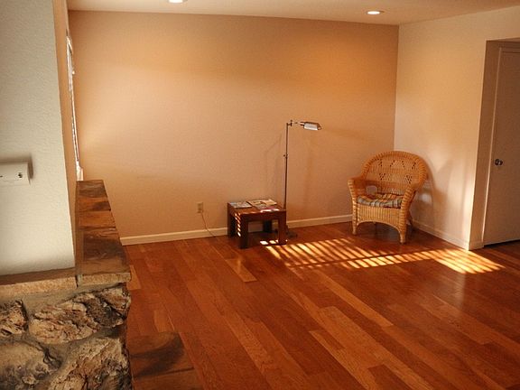 LivingRoomWithFirePlace