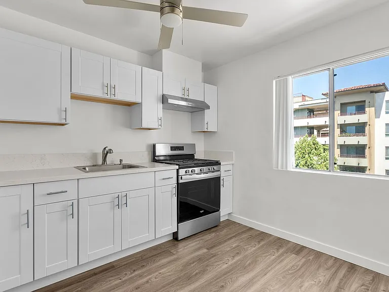 Encino Park West Apartments — Photo 12