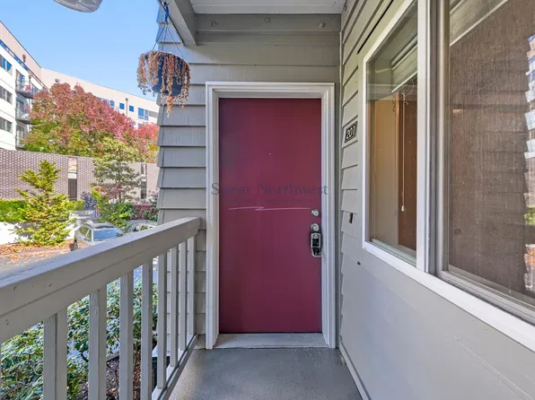 4970 S Landing Dr #201, Portland, OR 97239
