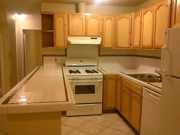 3rd image of 3385 Santa Fe Ave APT 5