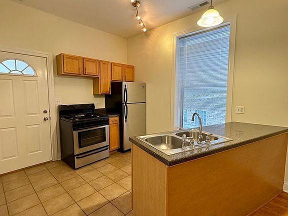5th image of 1739 W Addison St APT 1R
