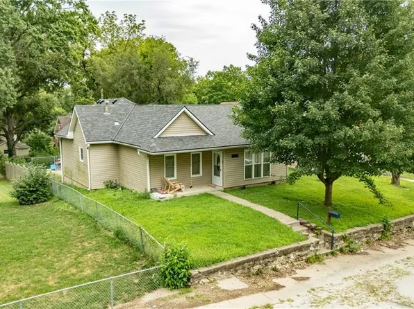 906 N 8th St, Leavenworth, KS 66048
