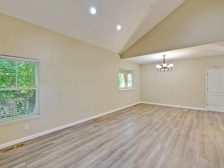 352 Beemer Ave — Photo 10