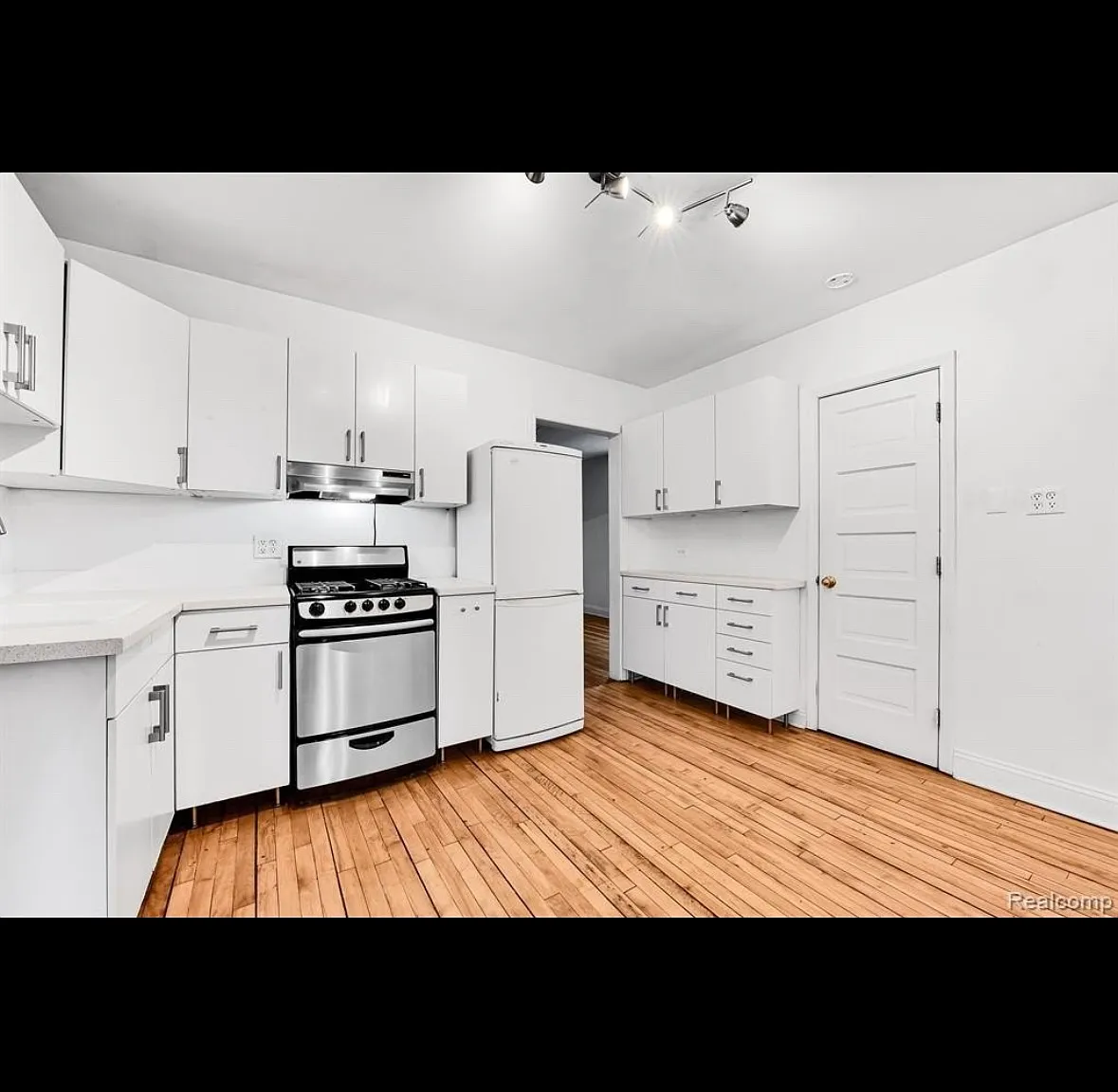 2 bed, 1.5 bath, 1200 sqft, $1,150 — Photo 2